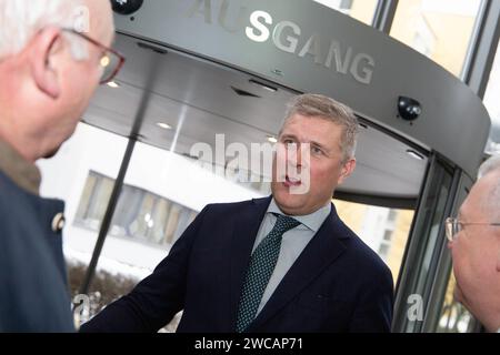 Munich, Allemagne. 15 janvier 2024. Le ministre islandais des Affaires étrangères Bjarni Benediktsson a rencontré le député européen Markus Ferber ( CSU ) à Munich, en Allemagne, le 15 janvier 2024. Bjarni Benediktsson a été ministre de l'économie et des Finances de 2013 à 2023, avec une interruption de janvier à novembre 2017, quand il était Premier ministre. Benediktsson est ministre islandais des Affaires étrangères depuis octobre 2023 et président du Parti libéral-conservateur de l'indépendance depuis 2009. Crédit : SIPA USA/Alamy Live News Banque D'Images