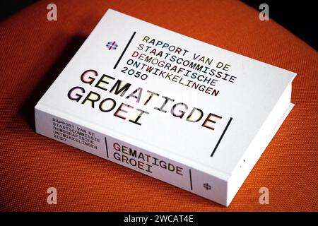 La Haye, pays-Bas. 15 janvier 2024. Le rapport de la Commission d'État sur l'évolution démographique 2050. Le rapport examine les effets, entre autres, du vieillissement et de la migration. ANP RAMON VAN flymen netherlands Out - belgique Out Credit : ANP/Alamy Live News Banque D'Images