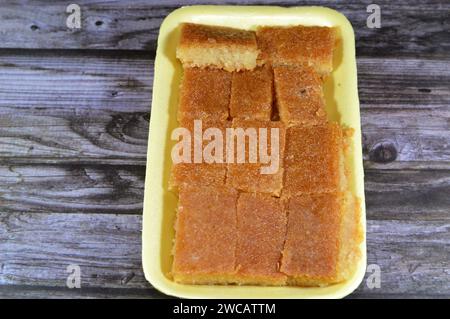 Basbosa ou basbusa simple coupé en morceaux avec du sirop sucré de miel, Basbusa est un dessert du Moyen-Orient qui est habituellement cuit au mois du Ramadan, AR Banque D'Images