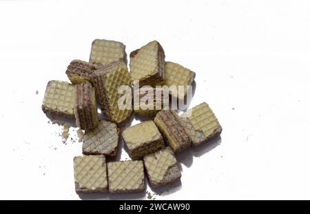 morceaux de gaufrette remplis de barres de biscuits au chocolat, farcis à la crème de noisette, gaufrettes snack isolé sur fond blanc, la gaufrette est un croustillant, souvent sucré Banque D'Images