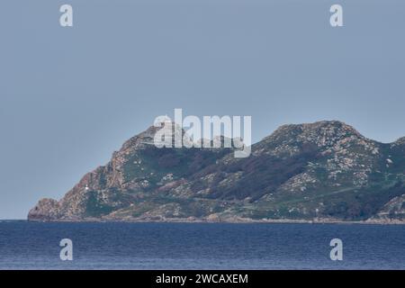 Phare de l'île de San Martiño des îles Cies (Pontevedra, Espagne) vu de la plage de Sayanes à Vigo Banque D'Images