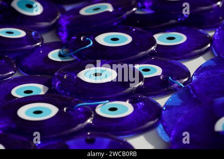 Beaucoup de Nazar Big Evil eye perle amulette dans istanbul bazar Banque D'Images