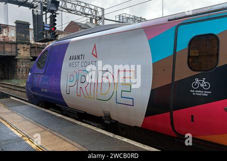 Avanti Pendolino 390119 en décoration Pride à la gare de Preston. Samedi 13 janvier 2024. Banque D'Images