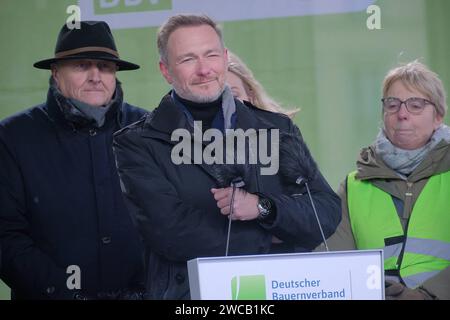 15.01.2023 xkhx Berlin, vor dem Brandenburger Tor, Demontration, Protest Bauern, Traktoren, Landwirte BEI Großdemo vor dem Brandenburger Tor unfreundlicher Empfang für Christian Wolfgang Lindner ist Bundesminister der Finanzen der Bundesrepublik Deutschland *** 15 01 2023 xkhx Berlin, devant la porte de Brandebourg, manifestation, manifestation, protestation, agriculteurs, tracteurs, agriculteurs en grande manifestation devant la porte de Brandebourg réception hostile pour Christian Wolfgang Lindner est le ministre fédéral des Finances de la République fédérale d'Allemagne KH Banque D'Images