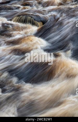 Eau qui coule rapidement sur les rochers. River Findhorn, Morayshire, Écosse. Résumé de longue exposition Banque D'Images