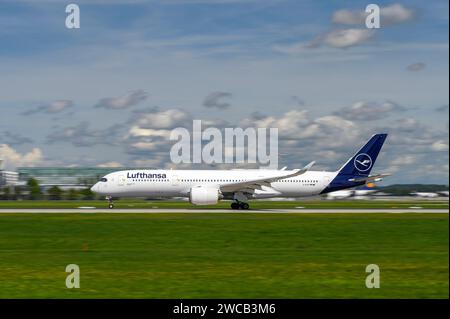 Lufthansa Airbus A350-941 avec la plaque d'immatriculation D-AIVD démarre sur la piste sud 26L de l'aéroport de Munich MUC EDDM Banque D'Images