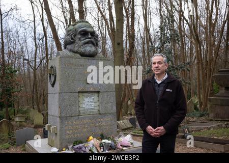 Ian Dungavell, PDG, Friends of Highgate Cemetery Trust, North London, alors que le cimetière obtient 100 000 000 £ de financement de la Loterie nationale pour des rénovations. Banque D'Images