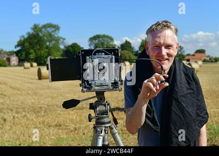 homme utilisant un grand format mpp (micro precision projects) caméra de film plaque 5x4 pouces, au moment de la récolte york yorkshire royaume-uni Banque D'Images