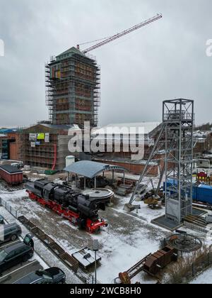 15 janvier 2024, Saxe, Oelsnitz : la tour d'enroulement et des parties du musée minier d'Oelsnitz/Erzgebirge ont été échafaudées pour rénovation. Le même jour, la direction du musée a reçu notification d’une subvention de 2,9 millions d’euros pour les travaux de rénovation. L'établissement rouvrira à l'été 2024 sous le nouveau nom de 'Kohlewelt - Museum Steinkohlenbergbau Sachsen'. Dans le cadre de la rénovation et de la modernisation, une nouvelle exposition permanente sur les 800 ans d’histoire de l’extraction du charbon en Saxe sera également organisée. (Vue aérienne avec un drone) photo : Jan Woitas/dpa Banque D'Images