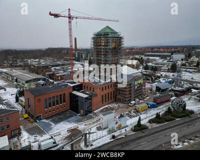 15 janvier 2024, Saxe, Oelsnitz : la tour d'enroulement et des parties du musée minier d'Oelsnitz/Erzgebirge ont été échafaudées pour rénovation. Le même jour, la direction du musée a reçu notification d’une subvention de 2,9 millions d’euros pour les travaux de rénovation. L'établissement rouvrira à l'été 2024 sous le nouveau nom de 'Kohlewelt - Museum Steinkohlenbergbau Sachsen'. Dans le cadre de la rénovation et de la modernisation, une nouvelle exposition permanente sur les 800 ans d’histoire de l’extraction du charbon en Saxe sera également organisée. (Vue aérienne avec un drone) photo : Jan Woitas/dpa Banque D'Images