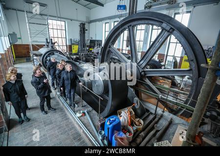 15 janvier 2024, Saxe, Oelsnitz : les employés du musée se tiennent près de la machine à vapeur historique dans le musée de la mine. Le même jour, la direction du musée a reçu notification d’un financement de 2,9 millions d’euros pour les travaux de reconversion. L'établissement rouvrira à l'été 2024 sous le nouveau nom de 'Kohlewelt - Museum Steinkohlenbergbau Sachsen'. Dans le cadre de la rénovation et de la modernisation, une nouvelle exposition permanente sur les 800 ans d’histoire de l’extraction du charbon en Saxe sera également organisée. Photo : Jan Woitas/dpa Banque D'Images