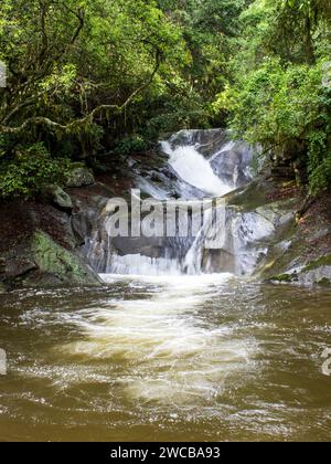 Dokolewa pools, une petite cascade cachée dans la forêt de Magoebaskloof, en Afrique du Sud Banque D'Images