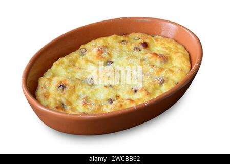 Pudding cuit au four, Pudding de riz anglais traditionnel sur fond blanc isolé Banque D'Images