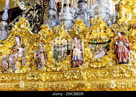 Malaga, Andalousie, Espagne ; 4 avril 2023 : semaine Sainte, passage de la Vierge Marie Santísima de la Esperanza dans la Basilique-Casa Hermandad del Paso de la Banque D'Images