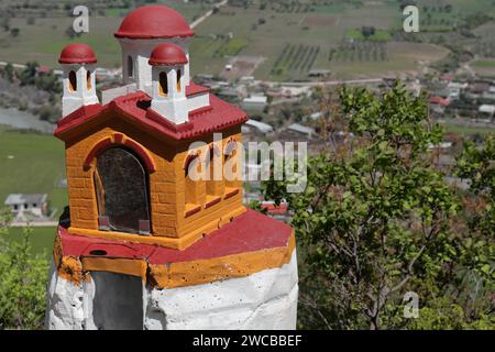 238 petite chapelle en bordure de route en forme d'église orthodoxe de style byzantin, piste de terre reliant la ville et le village de Leusa. Permet-Albanie. Banque D'Images