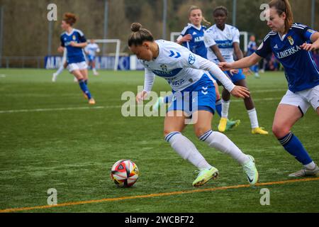 San Claudio, Espagne, 14 janvier 2024: la joueuse DE L'UDG Tenerife, Jassina Blom (10, G) protège le ballon contre Maria Iglesias (7, D) lors de la manche 16 de la SM la Reina Cup 2023-24 entre le Real Oviedo FEM et l'UDG Tenerife, le 14 janvier 2024, au complexe sportif El Castañeo, à San Claudio, Espagne. (Photo Alberto Brevers / Pacific Press/Sipa USA) Banque D'Images