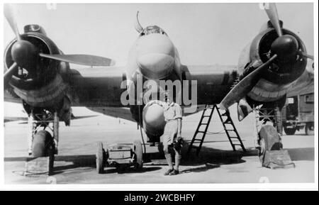 Bombardier-torpilleur Bristol Beaufighter de la RAF, connu sous le nom de « Torbeau », avec une torpille sous-tendue, photographié quelque part au Moyen-Orient ou en extrême-Orient, probablement au début de l'après-Seconde Guerre mondiale Banque D'Images