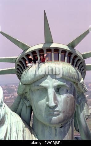 Nancy Reagan agite en visitant la Statue de la liberté à New York - 7/4/1986 Banque D'Images