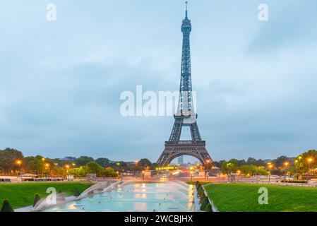 Tour Eiffel au lever du soleil vue des Jardins du Trocadéro à Paris, France. Monument célèbre et destination de voyage populaire Banque D'Images