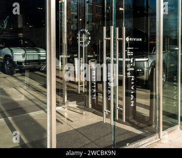 Un showroom Rivian Spaces dans le Meatpacking District à New York le lundi 8 janvier 2024. Rivian est l’un des fabricants de véhicules électriques de luxe, dont Tesla, Genesis et Lucid dans le Meatpacking District, bientôt rejoint par Hyundai. (© Richard B. Levine) Banque D'Images