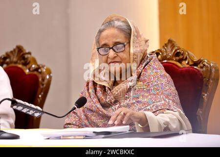 Dhaka, Bangladesh - le 15 janvier 2024 : le Premier ministre Sheikh Hasina s'adresse à une réunion conjointe avec les dirigeants au bureau central de la Ligue Awami le Banque D'Images