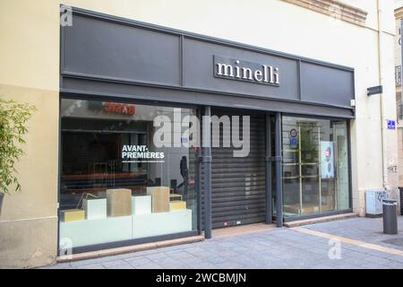 Marseille, France. 14 janvier 2024. Vue du magasin Minelli fermé rue Saint-Ferréol à Marseille. Le tribunal de commerce de Marseille a rendu son verdict : la marque Minelli a été reprise par la marque « Mes Demoiselles Paris » et poursuivra son activité. Seuls 213 des 600 employés conserveront leur emploi. Pour les points de vente, seuls 47 magasins continueront d’exister alors que la marque en comptait 120 à fin 2023. Crédit : SOPA Images Limited/Alamy Live News Banque D'Images