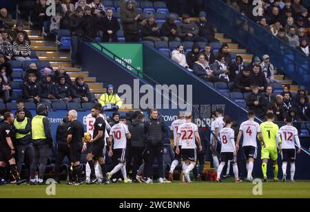 Photo de dossier datée du 13-01-2024 de joueurs quittant le terrain après que le match ait été retardé en raison d'une urgence médicale. Bolton rendra hommage au supporter Iain Purslow lors du replay du troisième tour de la FA Cup mardi contre Luton. Date d'émission : lundi 15 janvier 2023. Banque D'Images