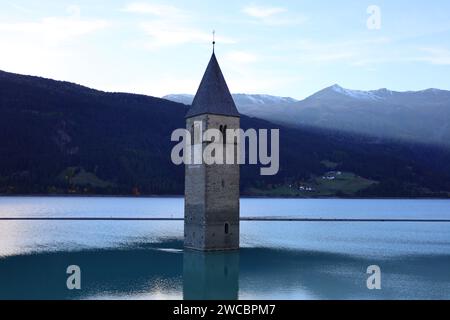 Le lac Reschen est un lac artificiel situé dans la partie ouest du Tyrol du Sud, en Italie Banque D'Images