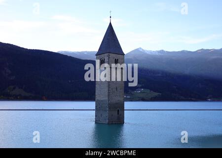 Le lac Reschen est un lac artificiel situé dans la partie ouest du Tyrol du Sud, en Italie Banque D'Images