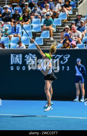 Melbourne, Australie. 14 janvier 2024. LESIA Tsurenko, d'Ukraine, joue contre Lucia Bronzetti, d'Italie, lors du match de la 1e ronde de l'Open australien de tennis à Melbourne Park. LESIA Tsurenko a battu Lucia Bronzetti avec un score de 3:6, 7:5, 6:3. (Photo Alexander Bogatyrev/SOPA Images/Sipa USA) crédit : SIPA USA/Alamy Live News Banque D'Images