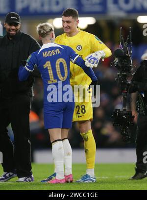 Mykhaylo Mudryk de Chelsea célèbre la victoire du penalty Shoot Out avec Djordje Petrovic de Chelsea. - Chelsea - Newcastle United, Carabao Cup, Stamford Bridge Stadium, Londres, Royaume-Uni - 19 décembre 2023. Usage éditorial uniquement - des restrictions DataCo s'appliquent. Banque D'Images