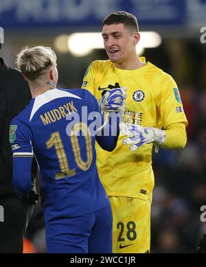 Mykhaylo Mudryk de Chelsea célèbre la victoire du penalty Shoot Out avec Djordje Petrovic de Chelsea. - Chelsea - Newcastle United, Carabao Cup, Stamford Bridge Stadium, Londres, Royaume-Uni - 19 décembre 2023. Usage éditorial uniquement - des restrictions DataCo s'appliquent. Banque D'Images