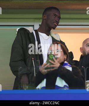 Nouvelle signature de Chelsea Pape Daouda Diong de Chelsea 17 signe pour Chelsea du club sénégalais AF Darou Salam regardant depuis les tribunes. - Chelsea - Newcastle United, Carabao Cup, Stamford Bridge Stadium, Londres, Royaume-Uni - 19 décembre 2023. Usage éditorial uniquement - des restrictions DataCo s'appliquent. Banque D'Images