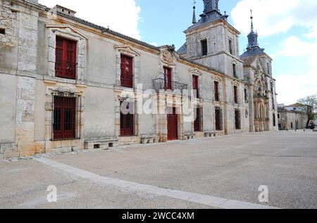 Nuevo Baztan, Monumento Historico-Artistico. A gauche Palais Goyeneche, à droite église San Francisco Javier (18e siècle). Comunidad de Madrid, Espagne Banque D'Images