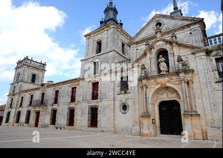 Nuevo Baztan. À gauche Goyeneche Palace, à droite San Francisco Javier église (18ème siècle). Comunidad de Madrid, Espagne. Banque D'Images