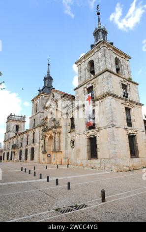 Nuevo Baztan. À gauche Goyeneche Palace, à droite San Francisco Javier église (18ème siècle). Comunidad de Madrid, Espagne. Banque D'Images