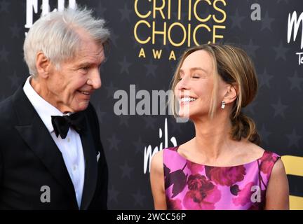 Santa Monica, Californie. 14 janvier 2024, Harrison Ford, Calista Flockhart assistent à la 29e cérémonie annuelle des Critics Choice Awards au Barker Hangar le 14 janvier 2024 à Santa Monica, Californie. Photo : C Flanigan/imageSPACE Banque D'Images