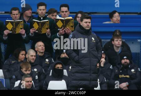 Les acteurs du film Argylle ont fait la promotion du film à Stamford Bridge en lisant le livre d'Argylle derrière Mauricio Pochettino Manager de Chelsea Dugout. - Chelsea v Fulham, Premier League, Stamford Bridge Stadium, Londres, Royaume-Uni - 13 janvier 2024. Usage éditorial uniquement - des restrictions DataCo s'appliquent. Banque D'Images