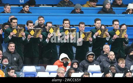 Les acteurs du film Argylle ont fait la promotion du film à Stamford Bridge en lisant le livre d'Argylle derrière Mauricio Pochettino Manager de Chelsea Dugout. - Chelsea v Fulham, Premier League, Stamford Bridge Stadium, Londres, Royaume-Uni - 13 janvier 2024. Usage éditorial uniquement - des restrictions DataCo s'appliquent. Banque D'Images