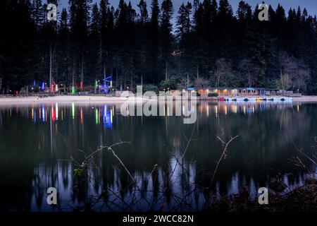 Le Boathouse et le lac de canotage, Center Parcs, Longleat Banque D'Images