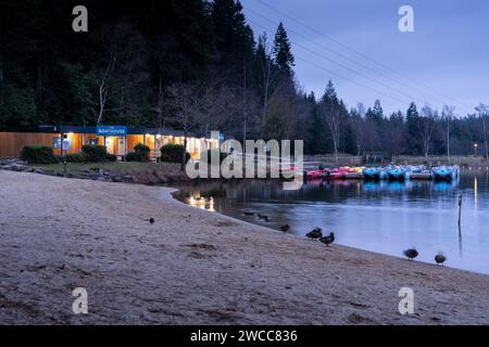 Le Boathouse et le lac de canotage, Center Parcs, Longleat Banque D'Images