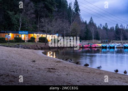 Le Boathouse et le lac de canotage, Center Parcs, Longleat Banque D'Images