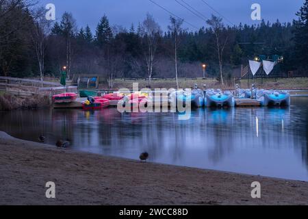 Le Boathouse et le lac de canotage, Center Parcs, Longleat Banque D'Images