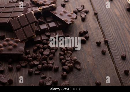 Chocolat écrasé sur un fond rustique. Différents types de chocolat Banque D'Images