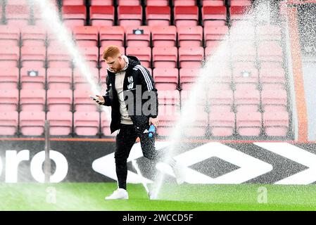 Harrison Reed de Fulham passe par les arroseurs - AFC Bournemouth v Fulham, Premier League, Vitality Stadium, Bournemouth, Royaume-Uni - 26 décembre 2023 usage éditorial uniquement - des restrictions DataCo s'appliquent Banque D'Images