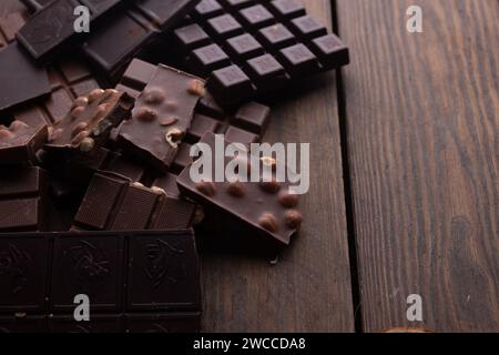Chocolat écrasé sur un fond rustique. Différents types de chocolat Banque D'Images