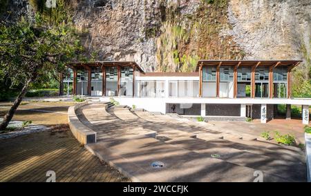 Bâtiment abandonné - Port maritime déserté dans l'île de Madère. Banque D'Images