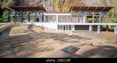 Bâtiment abandonné - Port maritime déserté dans l'île de Madère. Banque D'Images