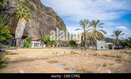 Bâtiment abandonné - Port maritime déserté dans l'île de Madère. Banque D'Images