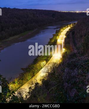 Vue nocturne de l'A4 Portway qui passe avec la rivière Avon à travers la gorge d'Avon à Bristol Royaume-Uni Banque D'Images